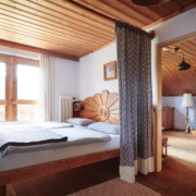 Zimmer mit Naturholz Ausstattung
